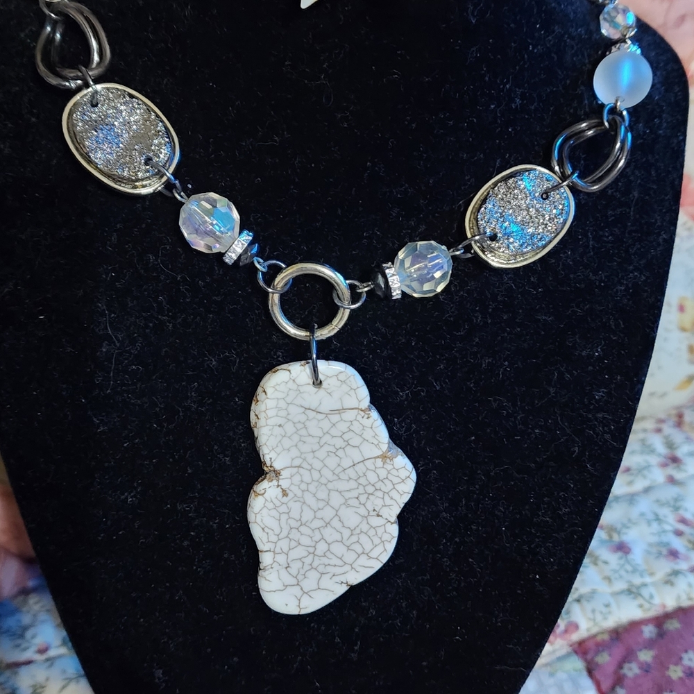 Beautiful Women Fashionable Jewelry Set NWOT.